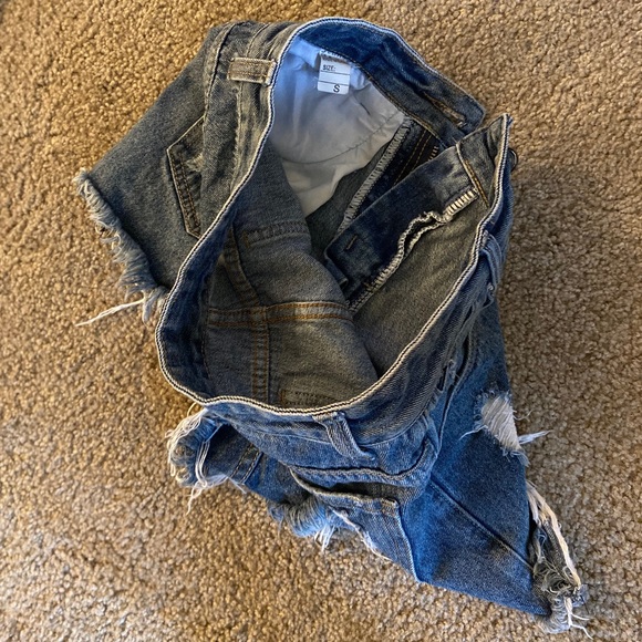 Destroyed High-Waisted Jean Shorts. - Picture 7 of 7